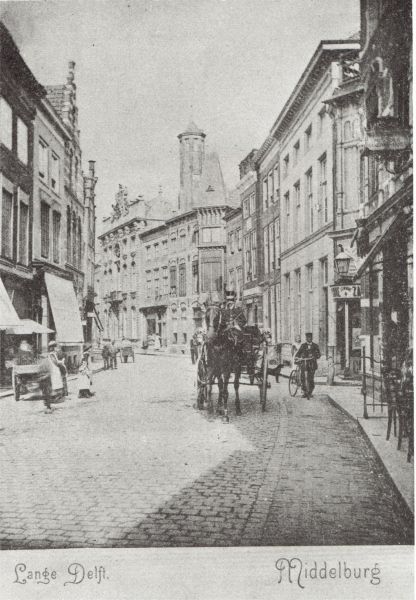 De Lange Delft met (het achterste huis rechts) het Huis van Van den Brande (de voormalige Provinciale Bibliotheek). Het wapenschild bovenaan de gevel zal in 1996 geplaatst worden bij de dorpskerk te Kleverskerke.