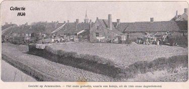 Deze foto is van hetzelfde punt genomen. Hier is de toren voorzien van de nieuwe trans. Op de voorgrond een eeuwenoud huisje.