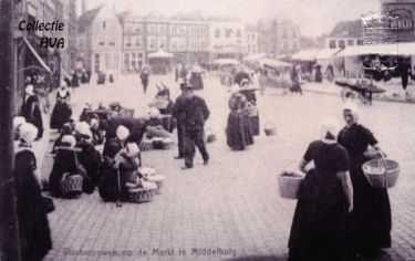 Arnemuidse visleursters op de Markt te Middelburg.