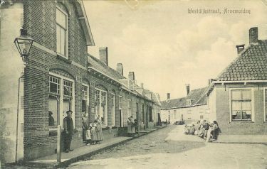 De Westdijkstraat met links de winkel van J.J. Crucq.