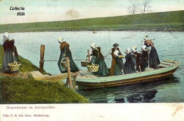 Veerman Lasoe zet een groepje visleursters over.