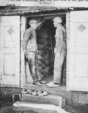 Molenaar Meulenberg bij zijn molen.