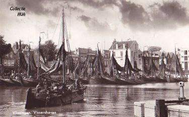 De Markt met de kastanjebomen en de waterpomp. Het tweede huis van links is van burgemeester S. van Eenennaam. Daarnaast de woning van Adriaan Joosse en verderop de woning en timmermanswerkplaats van J.K. Crucq.
