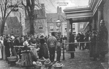 Arnemuidse visleursters op de Vismarkt te Middelburg in het begin van deze eeuw.