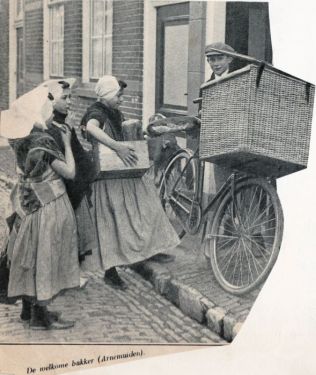 Ondanks de crisisjaren toch een opgewekt beeld uit 1932 van ‘de welkome bakker’.