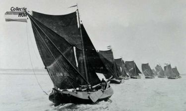 Wedstrijdzeilen voor de haven van Veere.