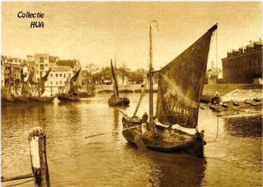 De ARM 14 wordt de haven van Vlissingen binnen geroeid.