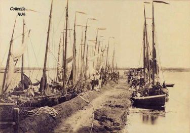 De aanleg van de Sloedam. Hierlangs leggen de vissersschuiten voorlopig aan.