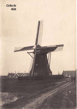 Op deze foto is de westelijke dijk van de Molenpolder goed te zien. Daarvoor de Houwerplas, in de volksmond ‘den nauwer’ genoemd, waaruit de inwoners water putten.