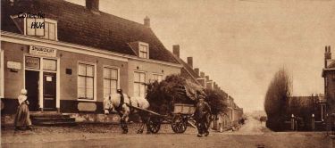 Een 'kiekje' van 't Stationsplein te Arnemuiden. Links het café 'Spoorzicht'.