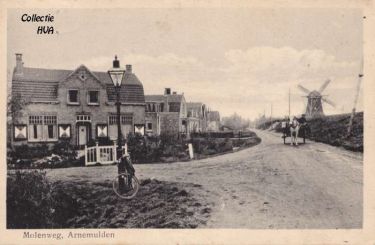 De Molenweg vóór de verharding. De voormalige keetdijk is rechts op de foto. De elektrische verlichting is aangebracht.