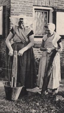 't Is waschdag, en de Arnemuidsche huisvrouw laat de stamper lustig dansen.