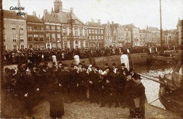 Jacob Schroevers, z'n vijf zoons en z'n 13-jarige kleinzoon Jacob van de Ketterij worden door de Vlissingse autoriteiten gehuldigd.