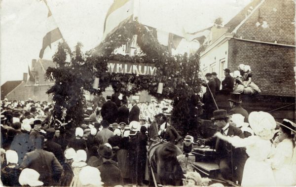 Rijtoer van de geinstalleerde burgemeester mr. H.F. Lantsheer door de gemeente. Hieronder is het restant van de oude vest te zien.