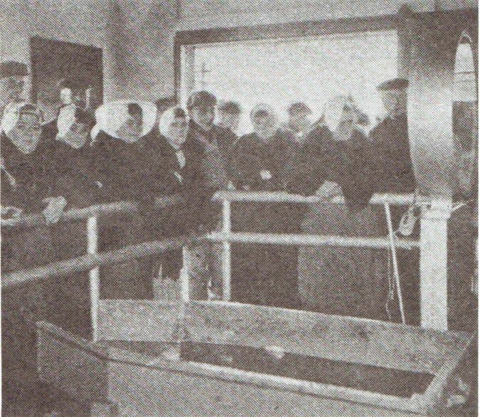 In het gebouw van de nieuwe vismijn wachten de leursters op de aanvoer van de verse vis.