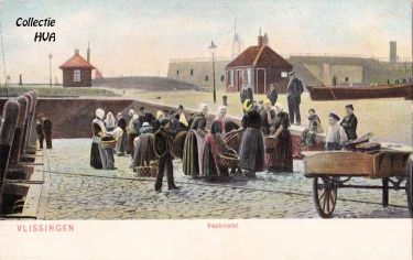 Op de vismarkt te Vlissingen wachten de visleursters op de aankomst van de visschuiten om de bijvangst op te kopen.