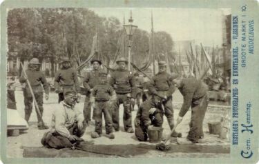 Het bewerken van de zeilen, het zgn. bolussen.