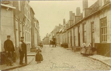 De oostzijde van de Westdijkstraat in de toestand van vóór de sanering.