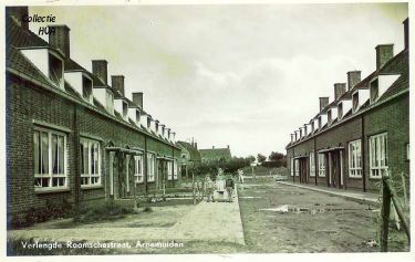 De gebouwde blokken woningen aan de Verlengde Roomsestraat (de Schoolstraat). De bestrating moet nog worden aangelegd.