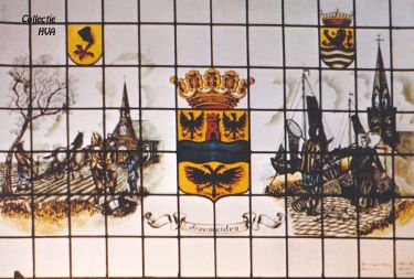 Het gebrandschilderde raam boven de voordeur van het gemeentehuis.