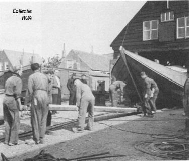 Het personeel van de werf bezig met de reparatie van een hoogaars. 2e van links C. Meerman en rechts J. Oreel.