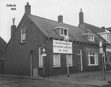 De te slopen huisjes op de hoek Markt/Marktstraat.