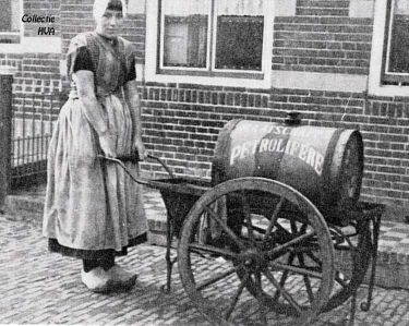 Ook het petroleumkarretje is in deze tijd een bekende verschijning. Maatje Bliek staat hier voor de woning Markt 3 van schoenmaker Blaas Marijs (later van A. van de Gruiter). Men gebruikte nog volop petroleum voor het koken en bakken op petroleumstellen.