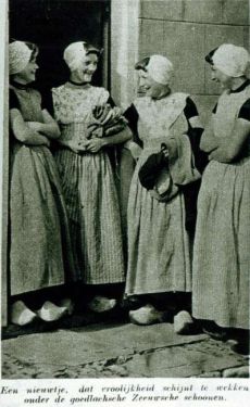 Arnemuidse gezelligheid in het Arnemuiden van vóór de sanering. V.l.n.r. G. Schroevers, J. Meulmeester, J. van Belzen en J. van Belzen.