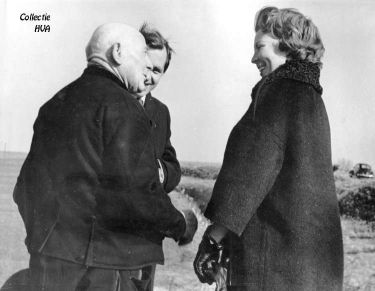 'Ja, tot ziens dan, Hoogheid'’, zei de 66-jarige boer Johannes Crucq van het Hof ‘de Oranjepolder’, toen hij Prinses Beatrix ten afscheid de hand drukte. Het was voor de Prinses een genoegelijk intermezzo tijdens haar oriëntatiebezoek in verband met de plannen voor het jeugdcentrum op de schorren.