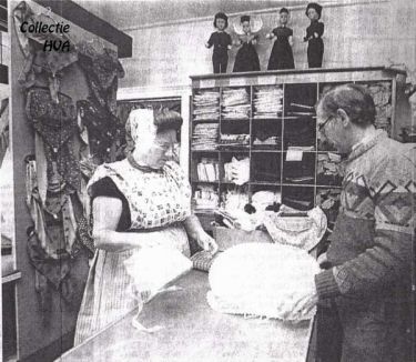 Nog steeds, hoewel het aantal vrouwen in de Arnemuidse klederdracht zienderogen minder wordt, heeft J. Maljers in z'n zaak een aparte afdeling voor Arnemuidse klederdrachtstoffen. Achter de toonbank mevrouw C. Bliek-Krijger.