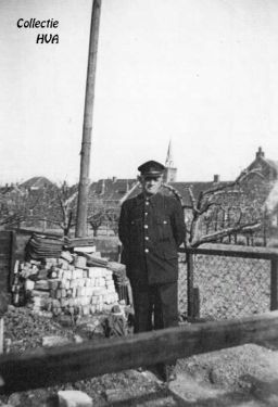 Izaäk van Belzen, ruim 33 jaar de vertrouwde postbode van Arnemuiden.