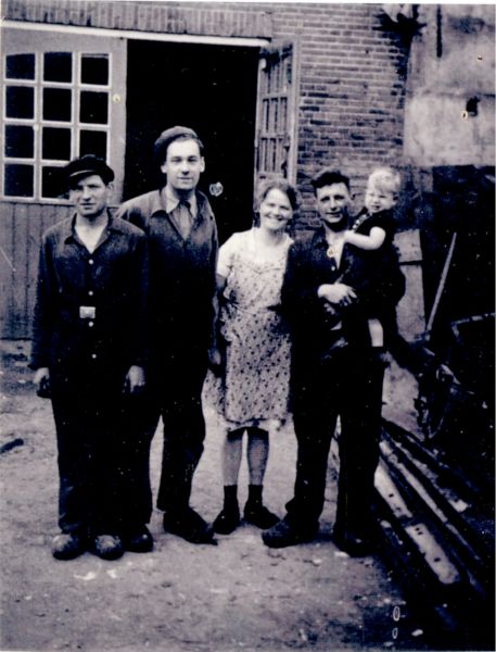 De eeuwenoude smederij van Jacob Beije op de hoek Langstraat/Nieuwlandse weg. V.l.n.r. Piet van Leest, Cor de Keyzer en Jacob Beije met z'n vrouw.