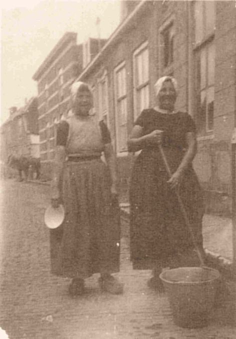 Rechts Maatje Oreel-van Belzen voor het grote oude huis ‘De Zevenkoten’ aan de Langstraat. Zij woonde links voor; rechts voor Jozina Joosse-van de Gruiter en links achter Clasina van de Gruiter-Schroevers.