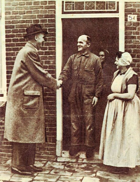 Nog een herinnering aan de Tweede Wereldoorlog. Sergeant Leloux komt enkele jaren na de bevrijding de familie P. Stroo, wonende Tuindorp 54, nog eens opzoeken. Na de bevrijding van Walcheren in 1944 was Leloux als sergeant hij de Prinses Irenebrigade enige tijd ingekwartierd bij de familie Stroo