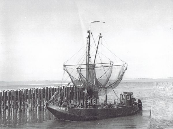 De ARM 2 tuft de haven van Veere binnen. (Uit collectie Jhr. W.L. den Beer Poortugael, Veere).