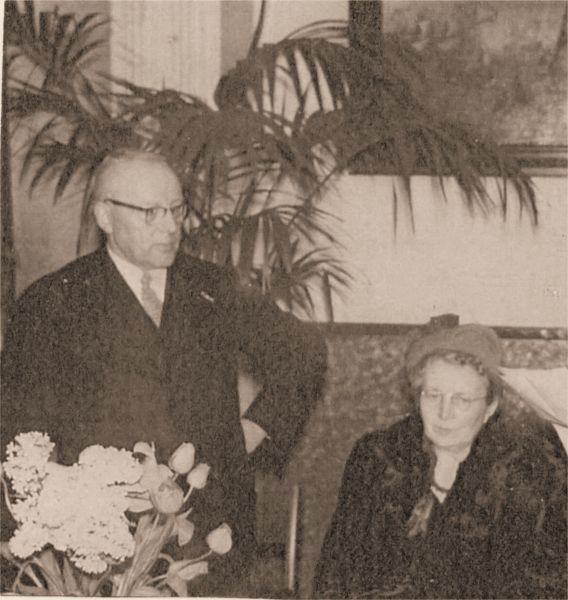 Secretaris Huijssen tot de scheidende Abr. Buijs: ‘ U deed dat op een wijze die boven alle lof verheven is....’.