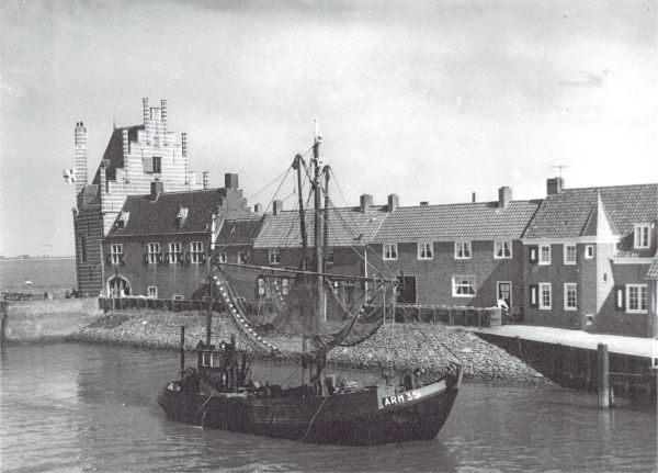 De Arnemuidse vissers zorgen voor bedrijvigheid in Veere. (Uit collectie Jhr W.L. den Beer Poortugael, Veere). De Arnemuidse vissers zorgen voor bedrijvigheid in Veere. (Uit collectie Jhr W.L. den Beer Poortugael, Veere).