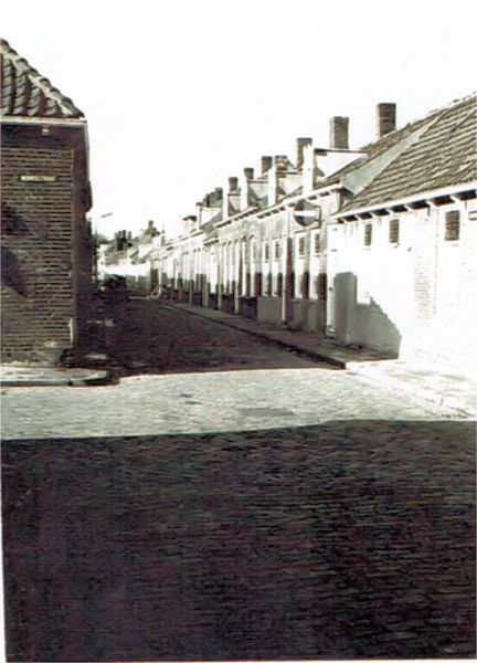 Ook de noordzijde van de smalle Nieuwstraat (rechts) zal geheel worden gesloopt. Links de hoek Noord- straat/Nieuwstraat.