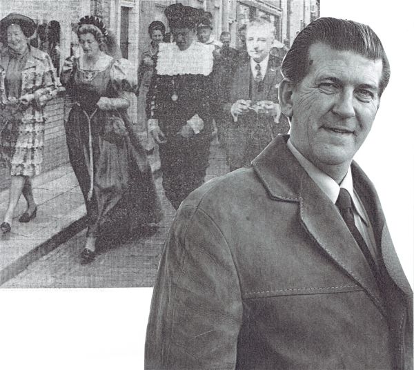 Het burgemeestersechtpaar Hack in historische kledij, geflankeerd door het echtpaar Van Aartsen. Kort hierna wordt burgemeester Hack benoemd tot burgemeester van Veere.