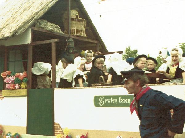 De historische optocht. Veel inwoners hebben zich in historische kledij gestoken. Hier een afbeelding van het erwtenpellen en het visleuren.
