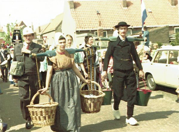 De historische optocht. Veel inwoners hebben zich in historische kledij gestoken. Hier een afbeelding van het erwtenpellen en het visleuren.