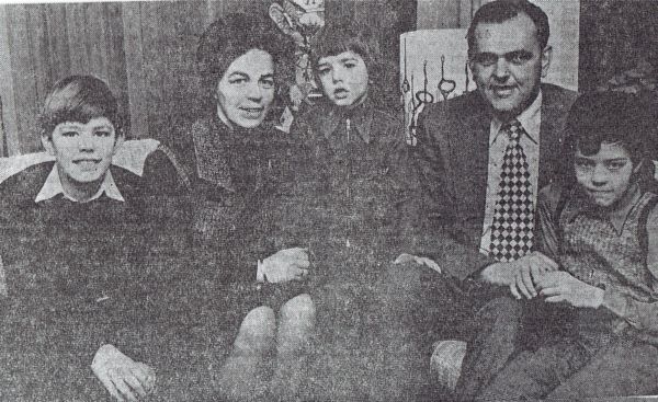 De nieuwbenoemde burgemeester J. de Jonge en z'n gezin.