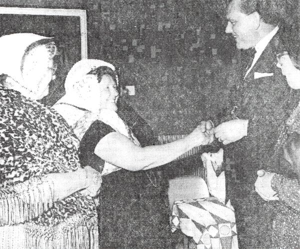 Burgemeester J. de Jonge en echtgenote nemen afscheid van de bevolking.