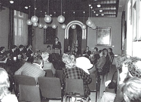 Commissaris van de Koningin dr. C. Boertien spreekt de gemeenteraad toe bij de opening van het vernieuwde gemeentehuis.