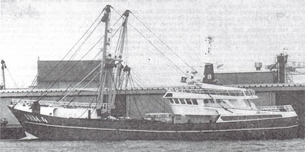 De nieuwe ARM 4 van de firma W. van Belzen & zonen aan de kade bij de Vlissinigse vismijn.