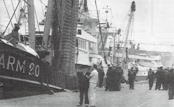 ME 'ers op de kade in Vlissingen. De stemming onder de vissers is zeer grimmig.