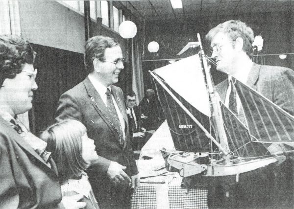 De scheidende burgemeester M.M. Markusse krijgt een modelhoogaars van de ARM 17 als geschenk van de vissers van Arnemuiden.