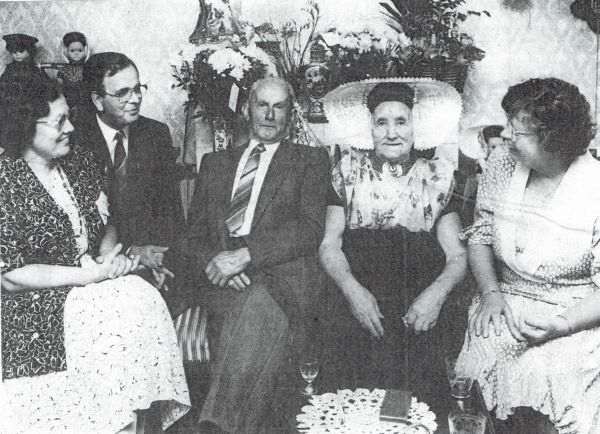 Het echtpaar Abraham Theune/Grietje Theune-van Belzen herdenkt hun 70-jarige bruiloft. Links het echtpaar Markusse en rechts mevrouw Boertien.