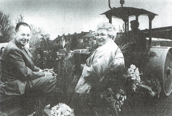 In een sjees, getrokken door een stoomwals, rijdt de scheidende gemeenteopzichter G. den Hartog met echtgenote door de gemeente.