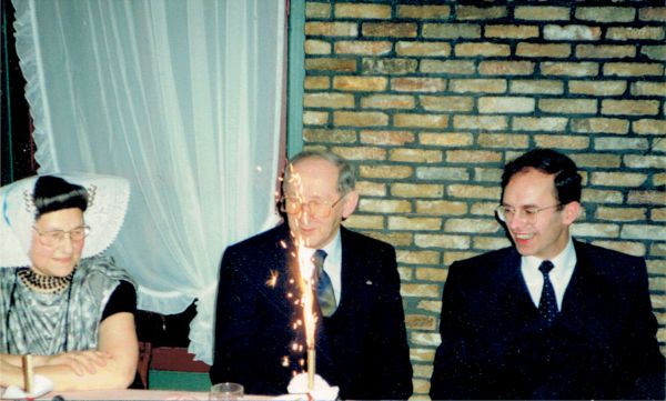 De nieuwe predikant van de Hervormde gemeente, ds. M. Goudriaan (rechts) met naast hem ouderling K. van de Ketterij met echtgenote.